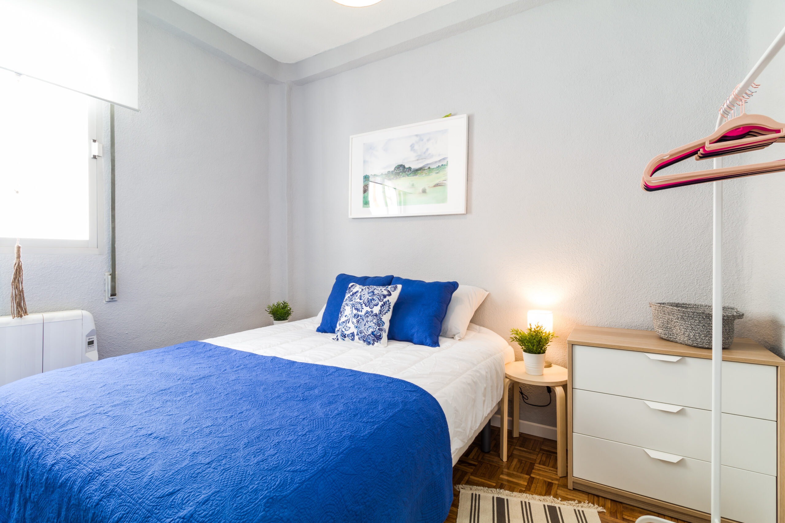 cama hecha en airbnb booking apartamento turistico colcha azul