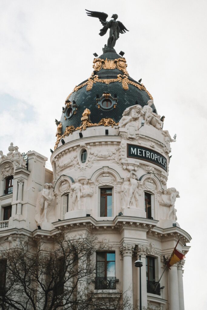 Edificios de gran via iconicos. metropolis sede banco