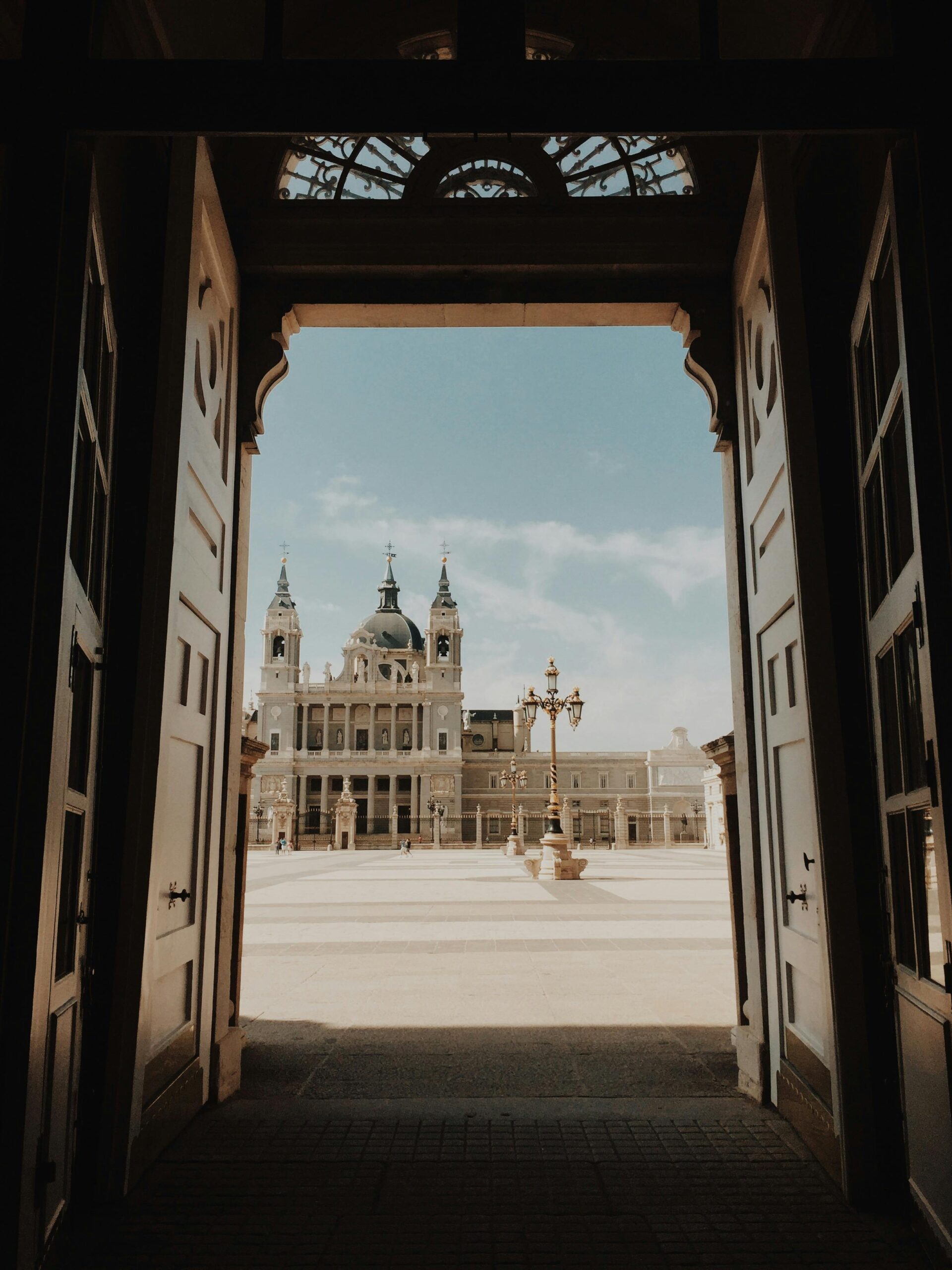 fotografia unica de la plaza del palacio real de madrid